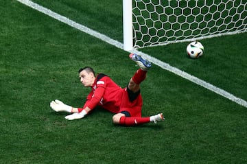 Lunin recibe el segundo gol de Rumanía en la primera jornada de la fase de grupos de la Eurocopa.