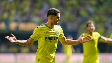 VILLARREAL (CASTELLÓN), 03/05/2025.- El delantero del Villarreal Ayoze Pérez celebra tras anotar un tanto este sábado durante el partido de la jornada 34 de LaLiga EA Sports, entre el Villarreal CF y el CA Osasuna, celebrado en el Estadi de la Ceràmica en Villarreal. EFE/ Andreu Esteban