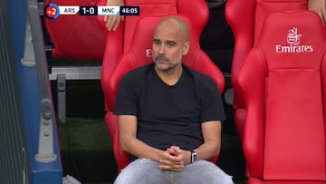 La imagen del día: "Guardiola hablándole a una silla vacía..."