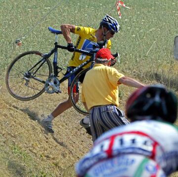 Lance Armstrong reincorporándose a la carretera.