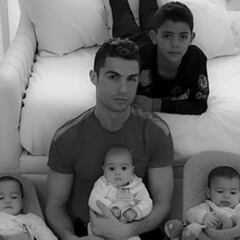 Cristiano Ronaldo posa con sus hijos para hacer un llamamiento solidario