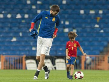 Piqué jugando con su hijo.