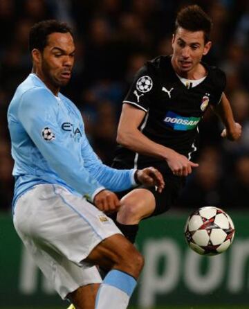 Manchester City-Viktoria Plzen  Joleon Lescott y Milan Petrzela