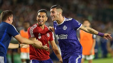 Valladolid's Spanish midfielder Sergio Guardiola Navarro (R) celebrates with teammates after scoring a goal during the Spanish League football match between Real Betis and Real Valladolid at the Benito Villamarin Stadium in Sevilla on August 18, 2019