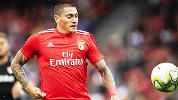 Nicolás Castillo mira la pelota jugandi por el Benfica.