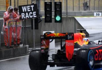 Daniel Ricciardo en el pit lane para dar comienzo a la clasificación del GP de China en una carrera bajo lluvia.