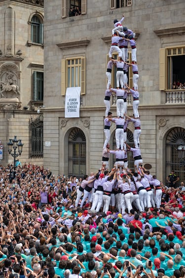 Uno de los grupos de 'Castellers' en la plaza Sant Jaume.