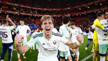 Pablo Ibáñez, el héroe de la clasifiación del Osasuna, celebrando sobre el césped de San Mamés.