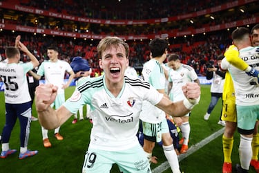 Pablo Ibáñez, el héroe de la clasifiación del Osasuna, celebrando sobre el césped de San Mamés. Se internó el Chimy Ávila por la derecha y reclamó penalti por mano pero la jugada siguió y la pelota terminó en botas de Moncayola. Este pone un centro medido a la frontal y el mediocentro de Osasuna, cayéndose hacia atrás, se sacó un remate en el aire con el interior de la bota que terminó entrando ajustado al palo derecho.

