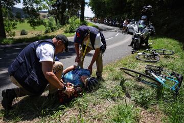 El corredor español del Astana, David De La Cruz recibe atención médica después de su caída en la 12ª etapa del Tour.