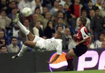 El mítico lateral del Real Madrid Roberto Carlos ejecutó esta chilena ante el Real Valladolid en 2001.