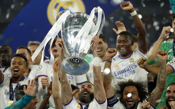 Benzema con el trofeo.