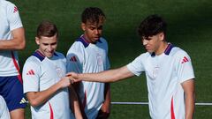 LAS ROZAS (MADRID), 01/06/2024.- Los jugadores de la selección española, (i-d) Fermín, Lamine Yamal y Pau Cubarsi, durante el entrenamiento que han realizado hoy sábado en la Ciudad del Fútbol de las Rozas preparatorio para la Eurocopa 2024. EFE / Chema Moya.
