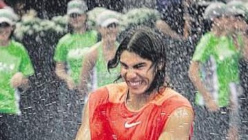 <b>EUFÓRICO. </b>Nadal festejó su épico triunfo en el Masters Series de Madrid, su undécimo título en la presente temporada.
