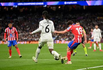1-1. Juli¨¢n ?lvarez se zafa de Eduardo Camavinga en el lateral izquierdo, se mete en ¨¢rea blanca y con la pierna derecha, dispara al palo largo de Thibaut Courtois para poner la igualada en el marcador.