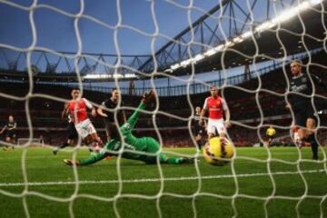 Alexis Sánchez derrotó en dos ocasiones el arco del Burnely. Acá se ve uno de sus goles. 