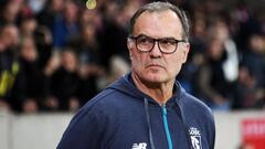 Lille&#039;s Argentinian head coach Marcelo Bielsa looks on  during the French L1 football match between Lille (LOSC) and Saint-Etienne (ASSE) at the Pierre-Mauroy Stadium in Villeneuve d&#039;Ascq, near Lille, northern France, on November 17 2017. / AFP PHOTO / DENIS CHARLET