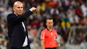Real Madrid's French coach Zinedine Zidane speaks to his players during the Spanish Super Cup semi final between Valencia and Real Madrid on January 8, 2020, at the King Abdullah Sport City in the Saudi Arabian port city of Jeddah. (Photo by GIUSEPPE CACA