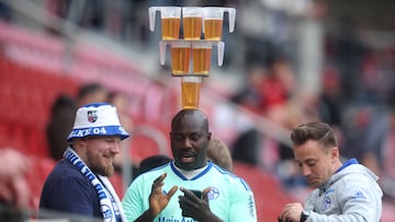 Un aficionado al Schalke, a la cerveza y al equilibrismo