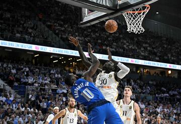 El escolta de Dallas Mavericks, Tim Hardaway Jr., con el pívot del Real Madrid, Eli John Ndiaye.