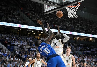 El escolta de Dallas Mavericks, Tim Hardaway Jr., con el p¨ªvot del Real Madrid, Eli John Ndiaye.