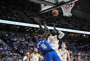 El escolta de Dallas Mavericks, Tim Hardaway Jr., con el pvot del Real Madrid, Eli John Ndiaye.