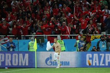 1-2. Xherdan Shaqiri celebró el segundo gol.