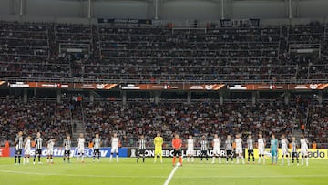 Soccer Football - Copa Libertadores - Group Stage - Central Cordoba v Flamengo - Estadio Madre de Ciudades, Santiago del Estero, Argentina - May 7, 2025 General view as players line up during a minutes silence in memory of former Argentinean professional player Luis Galvan REUTERS/Daniel Gollan