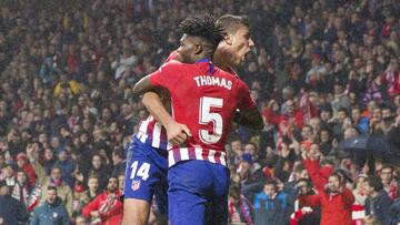 Rodrigo celebra su gol con Thomas. 