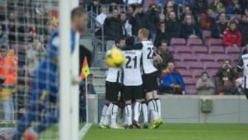 Los jugadores del Valencia celebran uno de los goles.