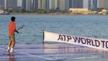 <b>EXHIBICIÓN. </b>Federer y Nadal pelotearon en una plataforma en el mar en la previa del torneo de Doha.