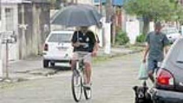 <b>EL BARRIO DE ROBINHO. </b>En el número 30 de la calle 21 de septiembre (la de la imagen) nació y creció Robinho. Allí ya hay aficionados madridistas (ver al chico de la bicicleta).