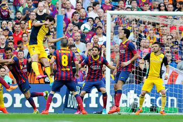 El jugador uruguayo del Atlético de Madrid empezó como delantero aunque finalmente se profesionalizó como defensa. No destaca por ser un goleador habitual, pero de cabeza es infalible. 