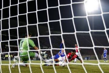 El esfuerzo de Sebastián Ubilla para anotar el empate de la U frente a Antofagasta.