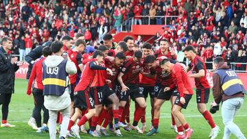 Los jugadores del Mirandés celebran la victoria ante el Burgos en el derbi.