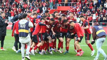 Los jugadores del Mirandés celebran la victoria ante el Burgos en el derbi.