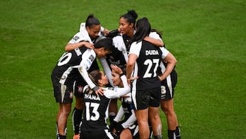 Soccer Football - FIFA Women's Champions Cup - Semi Final - Gotham FC v Corinthians - GTech Community Stadium, London, Britain - January 28, 2026 SC Corinthians' Gabriela Zanotti celebrates scoring their first goal with teammates Reuters/Dylan Martinez