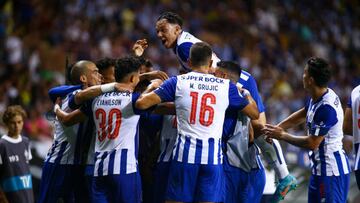 Jugadores del Oporto celebran uno de los goles ante el Tondela en la final de la Supercopa de Portugal.