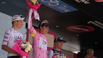 Los ciclistas españoles Pablo Torres y Pau Martí posan junto al belga Jarno Widar en el podio final del Giro de Italia Next Gen, el Giro de Italia sub-23.