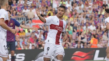 Juan Camilo 'Cucho' Hernández celebrando un gol del Huesca ante el Barcelona en partido por LaLiga de España