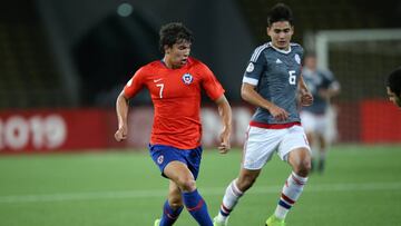 Futbol, Chile vs Paraguay
 Sudamericano Sub-17 Peru 2019 
 El jugador de de la seleccion chilena Gonzalo Tapia, izquierda, disputa el balon con Wilder Viera de Paraguay durante el partido del Sudamericano Sub-17 Peru 2019 dispitado en el estadio Universidad San Marcos de Lima, Per&uacute;.
 14/04/2019
 Depor/Photosport
 
 Football, Chile vs Paraguay
 Under 17 Southamerican Championship, Peru 2019.
 Chile&#039;s player Gonzalo Tapia, left, battles for the ball against Wilder Viera of Paraguay during the Under 17 Southamerican Championship, Peru 2019 match held at the Universidad San Marcos stadium in Lima, Peru.
 14/04/2019
 Depor/Photosport