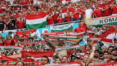 Aficionados húngaros abuchean a los jugadores ingleses durante el gesto contra el racismo