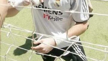 <B>LA FIRMA.</B> Casillas reconoce que "las cosas se están hablando desde hace tiempo". Sólo falta verle firmar.