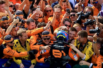 Oscar Piastri celebra con su equipo su estreno como ganador de un GP de Fórmula 1.