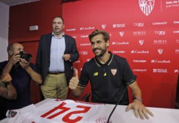 Fernando Llorente en su presentación con el Sevilla.