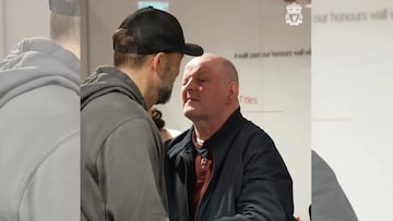 El gesto del DT de Liverpool con este hinchas que superó el coma.