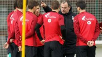 El entrenador argentino del Athletic Club de Bilbao, Marcelo Bielsa da instrucciones a sus jugadores durante la sesión de entrenamiento.