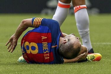 Iniesta to miss up to 14 games, including El Clásico