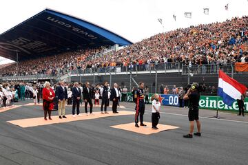 Max Verstappen aplaudiendo el himno nacional neerlandés. El doble campeón del mundo sabe que puede hacer historia en su casa.