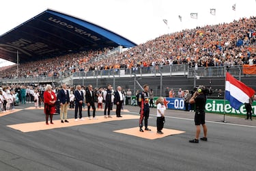 Max Verstappen aplaudiendo el himno nacional neerlandés. El doble campeón del mundo sabe que puede hacer historia en su casa.